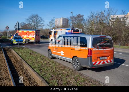 Leipzig - Drei Verletzte bei Zusammenstoß: Straßenbahn prallt mit voller Geschwindigkeit in GLS-Transporter 25.02.2026 gegen 10.20 Uhr Leipzig-Grünau, Ratzelstraße/Berkaer Weg Bei einem Zusammenstoß zwischen einem Transporter und einer Straßenbahn sind am Mittwochvormittag in Leipzig-Grünau drei Menschen verletzt worden. Nach ersten Angaben der Feuerwehr bog der Fahrer des Peugeot Boxer von der Ratzelstraße in den Berkaer Weg ab und übersah dabei die herannahende Straßenbahn. Vermutlich hatte er das Stopp-Zeichen vor Ort übersehen. Die Tram konnte nicht mehr rechtzeitig bremsen und prallte in Stock Photo