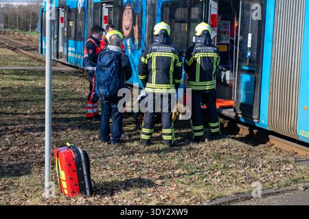 Leipzig - Drei Verletzte bei Zusammenstoß: Straßenbahn prallt mit voller Geschwindigkeit in GLS-Transporter 25.02.2026 gegen 10.20 Uhr Leipzig-Grünau, Ratzelstraße/Berkaer Weg Bei einem Zusammenstoß zwischen einem Transporter und einer Straßenbahn sind am Mittwochvormittag in Leipzig-Grünau drei Menschen verletzt worden. Nach ersten Angaben der Feuerwehr bog der Fahrer des Peugeot Boxer von der Ratzelstraße in den Berkaer Weg ab und übersah dabei die herannahende Straßenbahn. Vermutlich hatte er das Stopp-Zeichen vor Ort übersehen. Die Tram konnte nicht mehr rechtzeitig bremsen und prallte in Stock Photo