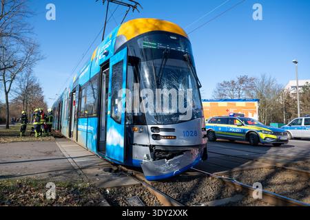 Leipzig - Drei Verletzte bei Zusammenstoß: Straßenbahn prallt mit voller Geschwindigkeit in GLS-Transporter 25.02.2026 gegen 10.20 Uhr Leipzig-Grünau, Ratzelstraße/Berkaer Weg Bei einem Zusammenstoß zwischen einem Transporter und einer Straßenbahn sind am Mittwochvormittag in Leipzig-Grünau drei Menschen verletzt worden. Nach ersten Angaben der Feuerwehr bog der Fahrer des Peugeot Boxer von der Ratzelstraße in den Berkaer Weg ab und übersah dabei die herannahende Straßenbahn. Vermutlich hatte er das Stopp-Zeichen vor Ort übersehen. Die Tram konnte nicht mehr rechtzeitig bremsen und prallte in Stock Photo