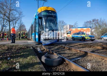 Leipzig - Drei Verletzte bei Zusammenstoß: Straßenbahn prallt mit voller Geschwindigkeit in GLS-Transporter 25.02.2026 gegen 10.20 Uhr Leipzig-Grünau, Ratzelstraße/Berkaer Weg Bei einem Zusammenstoß zwischen einem Transporter und einer Straßenbahn sind am Mittwochvormittag in Leipzig-Grünau drei Menschen verletzt worden. Nach ersten Angaben der Feuerwehr bog der Fahrer des Peugeot Boxer von der Ratzelstraße in den Berkaer Weg ab und übersah dabei die herannahende Straßenbahn. Vermutlich hatte er das Stopp-Zeichen vor Ort übersehen. Die Tram konnte nicht mehr rechtzeitig bremsen und prallte in Stock Photo