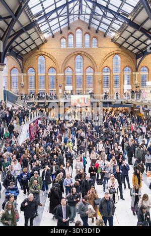 London, UK. 05 Mar 2026.  Commuters at Liverpool Street Station gather beneath the main departure boards, which display a near-total list of 'Cancelled' services. The disruption hit all Greater Anglia and Elizabeth Line trains during the peak 5:00 PM window. The failure of the transit machine forced thousands into a state of stasis, highlighting the fragility of the capital's rail infrastructure during emergency incidents on the tracks in South Essex.  Credit:glosszoom/Alamy Live News Stock Photo