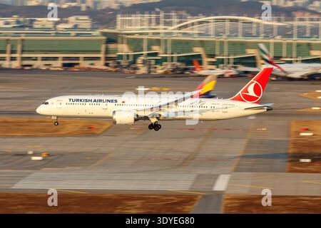 Turkish Airlines Boeing 787-9 Dreamliner, bearing registration TC-LLS, during the landing phase at Incheon International Airport Stock Photo