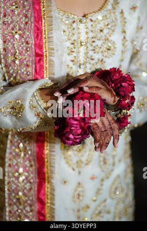 Traditional red wedding dress hi-res stock photography and images - Alamy