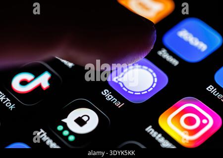 07 March 2026, Bavaria, Munich: The Signal app logo can be seen on the display of a smartphone on March 7, 2026, while a finger taps on the application icon. Signal is a free messenger for encrypted online communication from the US non-profit Signal Foundation. It is known above all for its data economy and end-to-end encryption and has been recommended several times by security experts and data protection organizations. (index finger, symbol image, symbol photo, illustration, symbolic photo, illustrative photo, theme image, general image, theme photo) Photo: Matthias Balk/dpa Stock Photo