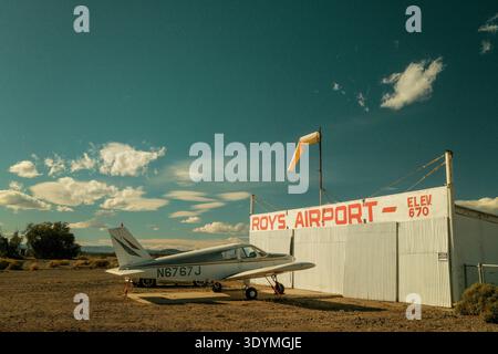 Small aircraft parked outside Roy’s Airport building in Amboy along historic Route 66 in California, USA. Stock Photo