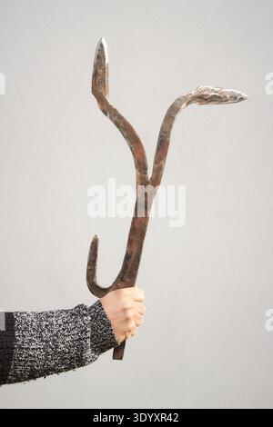 African throwing weapon kpinga held in hand Stock Photo