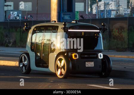 12 December 2025, USA, San Francisco: A robotaxi from Zoox is on the road. The vehicles have no steering wheel, no pedals and no trunk. Zoox is part of Amazon. Photo: Andrej Sokolow/dpa Stock Photo