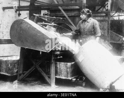 THE EMPLOYMENT OF WOMEN IN BRITAIN 1914-1918 (Q 28537) A female worker operating a composition machine at the works of Sissons and Co. Ltd, Bankside, Hull, in November 1918. Stock Photo