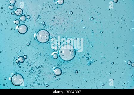 Abstract close-up of bubbles floating on a blue liquid surface, creating intricate patterns and textures. Ideal for scientific and artistic uses, show Stock Photo