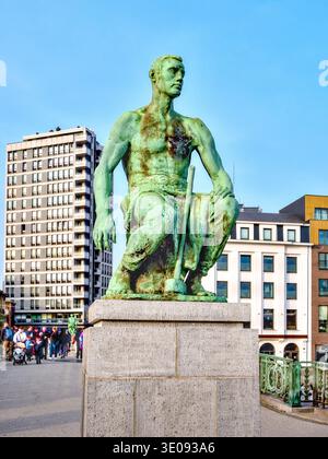 Sculpture "Blacksmith at rest" by Constantin Meunier installed in 1937 facing the Charleroi-Central railway station - Charleroi, Hainaut, Belgium. Stock Photo