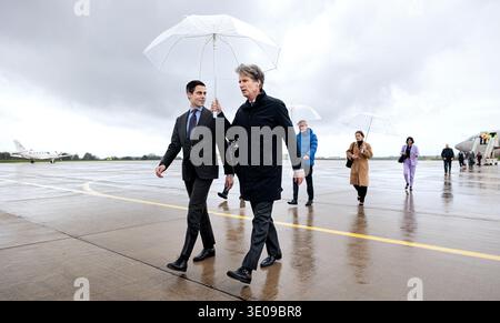PARIS – Prime Minister Rob Jetten during a visit to President Emmanuel Macron of France. The meeting focuses on the close bilateral relations between the Netherlands and France and takes place in the run-up to the European Council meeting. During a working lunch at the ƒlysŽe Palace, the discussion will include the war in Ukraine, developments in the Middle East, and cooperation in security and defense. RAMON VAN FLYMEN / ANP netherlands out - belgium out Stock Photo
