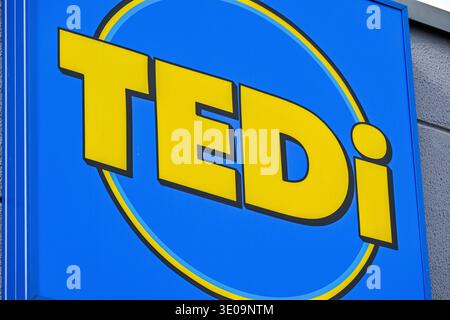 TEDI Markt Blick auf das Firmenlogo vom TEDI Markt. *** TEDI Markt View of the TEDI Markt company logo Stock Photo