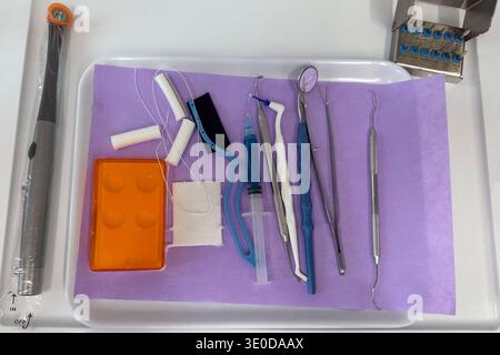 25.02.2025, Germany, Berlin, Berlin - Dentist's instruments on a tray. 00S250225D730CAROEX.JPG [MODEL RELEASE: NOT APPLICABLE, PROPERTY RELEASE: NO (c Stock Photo