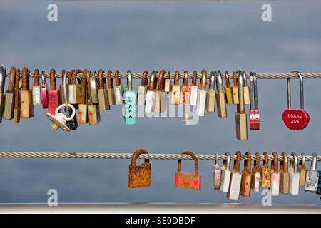 09.09.2025, Denmark, Copenhagen, - Padlocks hanging on the Brygge Bridge. Close-up of padlocks attached to the Brygge Bridge in Copenhagen. The locks Stock Photo