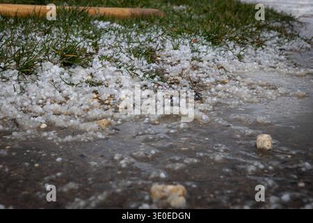 Wetter in Baden-Württemberg, Mit den ersten kräftigen Gewittern des Jahres hat sich das Wetter im Nördlinger Ries am Mittwoch deutlich verändert. Über Dischingen Landkreis Heidenheim zogen am Nachmittag dunkle, teils spektakuläre Gewitterwolken auf, begleitet von kurzen, aber intensiven Schauern. Neben Regen gingen örtlich auch Graupelschauer nieder. Die markanten Wolkenformationen sorgten dabei für eindrucksvolle Himmelsbilder über der Landschaft. Das wechselhafte Frühlingswetter brachte innerhalb kurzer Zeit einen deutlichen Temperatur- und Wetterumschwung. Die ersten Gewitter der Saison sin Stock Photo
