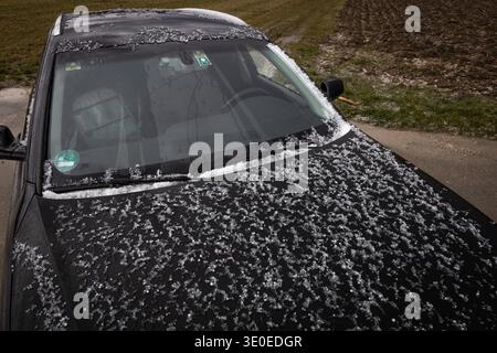 Wetter in Baden-Württemberg, Mit den ersten kräftigen Gewittern des Jahres hat sich das Wetter im Nördlinger Ries am Mittwoch deutlich verändert. Über Dischingen Landkreis Heidenheim zogen am Nachmittag dunkle, teils spektakuläre Gewitterwolken auf, begleitet von kurzen, aber intensiven Schauern. Neben Regen gingen örtlich auch Graupelschauer nieder. Die markanten Wolkenformationen sorgten dabei für eindrucksvolle Himmelsbilder über der Landschaft. Das wechselhafte Frühlingswetter brachte innerhalb kurzer Zeit einen deutlichen Temperatur- und Wetterumschwung. Die ersten Gewitter der Saison sin Stock Photo