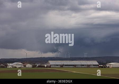 Wetter in Baden-Württemberg, Mit den ersten kräftigen Gewittern des Jahres hat sich das Wetter im Nördlinger Ries am Mittwoch deutlich verändert. Über Dischingen Landkreis Heidenheim zogen am Nachmittag dunkle, teils spektakuläre Gewitterwolken auf, begleitet von kurzen, aber intensiven Schauern. Neben Regen gingen örtlich auch Graupelschauer nieder. Die markanten Wolkenformationen sorgten dabei für eindrucksvolle Himmelsbilder über der Landschaft. Das wechselhafte Frühlingswetter brachte innerhalb kurzer Zeit einen deutlichen Temperatur- und Wetterumschwung. Die ersten Gewitter der Saison sin Stock Photo