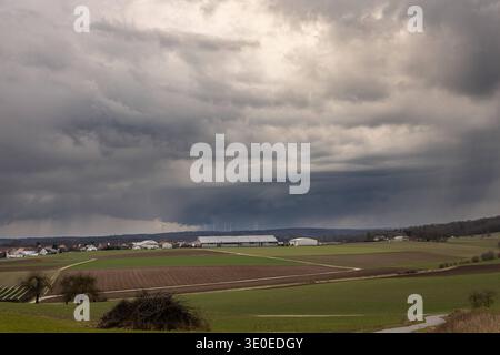 Wetter in Baden-Württemberg, Mit den ersten kräftigen Gewittern des Jahres hat sich das Wetter im Nördlinger Ries am Mittwoch deutlich verändert. Über Dischingen Landkreis Heidenheim zogen am Nachmittag dunkle, teils spektakuläre Gewitterwolken auf, begleitet von kurzen, aber intensiven Schauern. Neben Regen gingen örtlich auch Graupelschauer nieder. Die markanten Wolkenformationen sorgten dabei für eindrucksvolle Himmelsbilder über der Landschaft. Das wechselhafte Frühlingswetter brachte innerhalb kurzer Zeit einen deutlichen Temperatur- und Wetterumschwung. Die ersten Gewitter der Saison sin Stock Photo