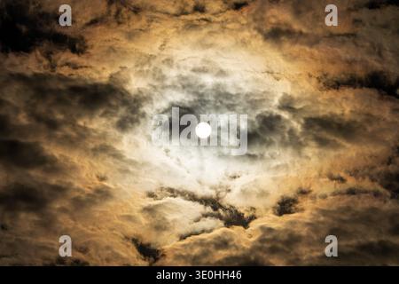 Die Sonne hinter einem Schleier von Wolken, nachmittags am Himmel über Berlin, 12. März 2026 Deutschland, Berlin, 12. März 2026, die Sonne hinter einem Schleier von Wolken, nachmittags am Himmel über Berlin, nach Tagen voller Sonnenschein ziehen immer mehr Wolkenfelder über den Himmel, das Wetter ändert sich, Frühling, *** The sun behind a veil of clouds, in the afternoon in the sky over Berlin, March 12, 2026 Germany, Berlin, March 12, 2026, the sun behind a veil of clouds, in the afternoon in the sky over Berlin, after days full of sunshine more and more cloud fields are moving across the sk Stock Photo