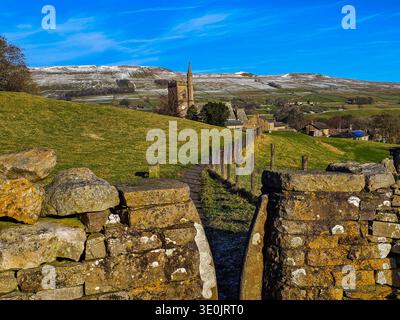 Footpath to Hawes, Wensleydale, North Yorkshire. A narrow stile and flagstone footpath leads to the market town of Hawes in the Yorkshire Dales. Stock Photo