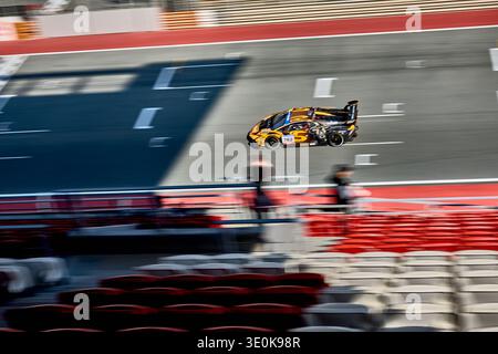 UAE, Dubai, 18 January 2026: 24h series racing supercars on the circuit, Battle of the teams, long exposure photography, supercars drive past at high Stock Photo