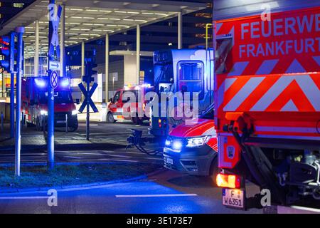 18-Jähriger E-Scooter-Fahrer von Straßenbahn erfasst und getötet  Leiche unter Bahn eingeklemmt  ein Schwerverletzter Am 14.03.2026 wurde gegen 23:00 Uhr in Frankfurt am Main, Stadtteil Sachsenhausen, unmittelbar vor dem Universitätsklinikum Frankfurt ein 18-jähriger E-Scooter-Fahrer von einer Straßenbahn erfasst und getötet. Nach ersten Polizeiangaben wollte der junge Mann die Gleise noch vor der herannahenden Bahn überqueren  stürzte jedoch und geriet unter das Fahrzeug. Ein gleichaltriger Mitfahrer, der offenbar ebenfalls auf dem E-Scooter gestanden hatte, wurde schwer verletzt und direkt i Stock Photo