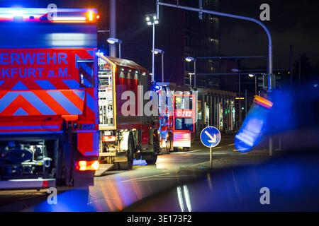 18-Jähriger E-Scooter-Fahrer von Straßenbahn erfasst und getötet  Leiche unter Bahn eingeklemmt  ein Schwerverletzter Am 14.03.2026 wurde gegen 23:00 Uhr in Frankfurt am Main, Stadtteil Sachsenhausen, unmittelbar vor dem Universitätsklinikum Frankfurt ein 18-jähriger E-Scooter-Fahrer von einer Straßenbahn erfasst und getötet. Nach ersten Polizeiangaben wollte der junge Mann die Gleise noch vor der herannahenden Bahn überqueren  stürzte jedoch und geriet unter das Fahrzeug. Ein gleichaltriger Mitfahrer, der offenbar ebenfalls auf dem E-Scooter gestanden hatte, wurde schwer verletzt und direkt i Stock Photo