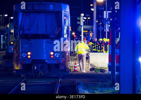 18-Jähriger E-Scooter-Fahrer von Straßenbahn erfasst und getötet  Leiche unter Bahn eingeklemmt  ein Schwerverletzter Am 14.03.2026 wurde gegen 23:00 Uhr in Frankfurt am Main, Stadtteil Sachsenhausen, unmittelbar vor dem Universitätsklinikum Frankfurt ein 18-jähriger E-Scooter-Fahrer von einer Straßenbahn erfasst und getötet. Nach ersten Polizeiangaben wollte der junge Mann die Gleise noch vor der herannahenden Bahn überqueren  stürzte jedoch und geriet unter das Fahrzeug. Ein gleichaltriger Mitfahrer, der offenbar ebenfalls auf dem E-Scooter gestanden hatte, wurde schwer verletzt und direkt i Stock Photo
