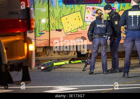 18-Jähriger E-Scooter-Fahrer von Straßenbahn erfasst und getötet  Leiche unter Bahn eingeklemmt  ein Schwerverletzter Am 14.03.2026 wurde gegen 23:00 Uhr in Frankfurt am Main, Stadtteil Sachsenhausen, unmittelbar vor dem Universitätsklinikum Frankfurt ein 18-jähriger E-Scooter-Fahrer von einer Straßenbahn erfasst und getötet. Nach ersten Polizeiangaben wollte der junge Mann die Gleise noch vor der herannahenden Bahn überqueren  stürzte jedoch und geriet unter das Fahrzeug. Ein gleichaltriger Mitfahrer, der offenbar ebenfalls auf dem E-Scooter gestanden hatte, wurde schwer verletzt und direkt i Stock Photo