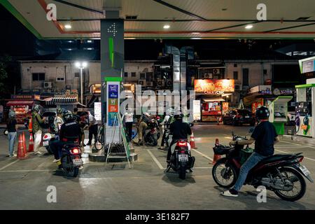 Bangkok, Thailand. 15th Mar, 2026. People buy fuel at a Bangchak gas station in Bangkok, Thailand, on Sunday, March 15, 2026. Although Thailand is well stocked with oil reserves, prices are on the rise due to the ongoing war in Iran, and fears of fuel rationing continue to simmer. (Credit Image: © Andre Malerba/ZUMA Press Wire) EDITORIAL USAGE ONLY! Not for Commercial USAGE! Stock Photo