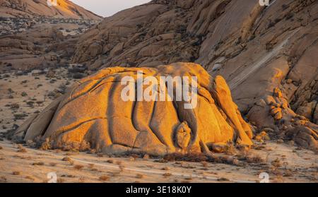 Rock glows in the evening, Pontok Mountains, Grosse Spitzkoppe, Spitzkoppe, Grosse Spitzkuppe Nature Reserve, Namibia Stock Photo
