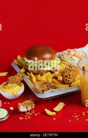 Crunchy Chicken Meal. Delicious Fried Chicken Sandwich Accompanied By Crispy Fries And Refreshing Drink Stock Photo