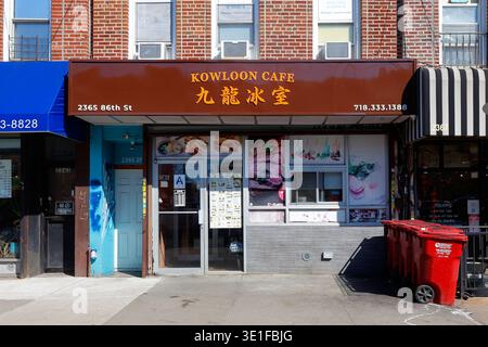 Kowloon Cafe 九龍冰室, 2365 86th St, Brooklyn, New York, NYC storefront of a Hong Kong style cha chaan teng, Cantonese Chinese restaurant in Bensonhurst. Stock Photo