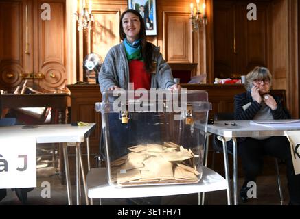 Paris, France.15th March 2026. Staff members work at a polling station during the first round of France's 2026 municipal elections on March 15, 2026 in Paris, France. France holds municipal elections on Sunday - including for the mayor of Paris - less than a year before the 2027 presidential vote. Credit: Li Yang/China News Service/Alamy Live News Stock Photo