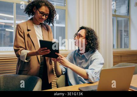 Collaboration in the Modern Workplace How to Effectively Engage in Team Discussions for Success Stock Photo