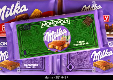 Milka ist eine bis 1990 schweizerische Marke für Schokoladenprodukte des US-amerikanischen Nahrungsmittelkonzerns Mondelez International. Die Schokolade wird unter anderem im baden-württembergischen Lörrach, im vorarlbergischen Bludenz und im bulgarischen Swoge hergestellt. Foto: Eine Tafel Milka ganze Haselnüsse Schokolade. *** Milka is a Swiss brand for chocolate products owned by the US food company Mondelez International until 1990 The chocolate is produced in Lörrach in Baden-Württemberg, Bludenz in Vorarlberg and Swoge in Bulgaria, among other places Photo A bar of Milka whole hazelnut c Stock Photo