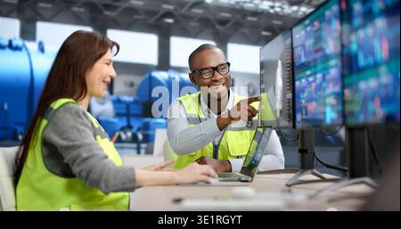 Engineer And Operator Using Software To Monitor Gas Turbine And Refinery Operations, Ensuring Smooth Fuel Management Stock Photo