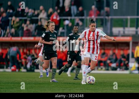 Laura Feiersinger (FC Cologne, 27) with the ball, single shot, full ...
