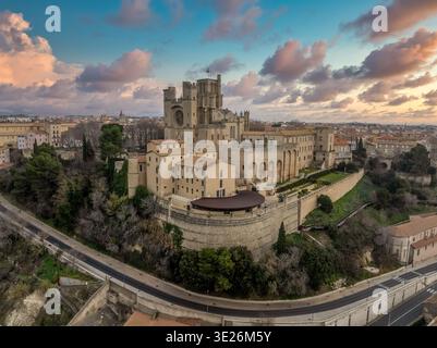 Discover the Cathédrale Saint-Nazaire: A hilltop medieval gem in Béziers with soaring ribbed vaults and iconic Languedoc architecture with sunset clou Stock Photo