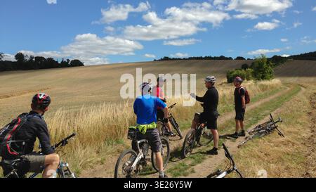 Group of mountain bikers resting on rural trail on a Chilterns Hill  in Oxfordshire Stock Photo