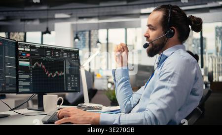 Investment consultant talking in headset mic, reviewing client portfolio performance. Trader discussing with customer, forecasting financial growth and providing tailored strategy Stock Photo