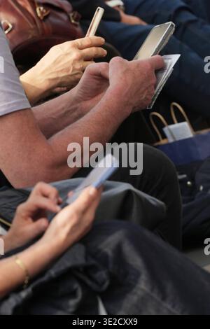 Buchmesse Leipzig GER, Leipzig,20260319, Buchmesse Leipzig, Messehalle , Zuhörer mit smartphone *** Leipzig Book Fair GER, Leipzig,20260319, Leipzig Book Fair, exhibition hall, audience with smartphone Stock Photo