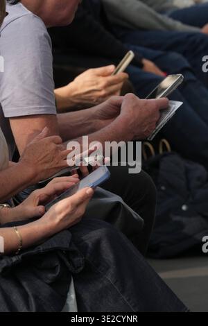 Buchmesse Leipzig GER, Leipzig,20260319, Buchmesse Leipzig, Messehalle , Zuhörer mit smartphone *** Leipzig Book Fair GER, Leipzig,20260319, Leipzig Book Fair, exhibition hall, audience with smartphone Stock Photo