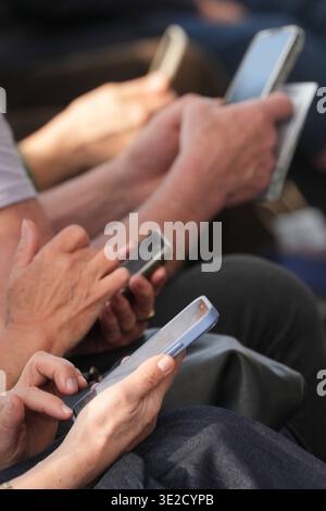 Buchmesse Leipzig GER, Leipzig,20260319, Buchmesse Leipzig, Messehalle , Zuhörer mit smartphone *** Leipzig Book Fair GER, Leipzig,20260319, Leipzig Book Fair, exhibition hall, audience with smartphone Stock Photo