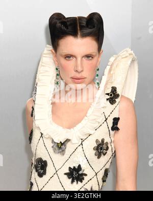 LOS ANGELES, CALIFORNIA - MARCH 15: Julia Fox attends the 2026 Vanity Fair Oscar Party Hosted By Mark Guiducci at Los Angeles County Museum of Art on Stock Photo