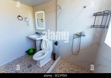 Minimalist Bathroom With Natural Light. Contemporary Bathroom Featuring Clean Design Elements Stock Photo
