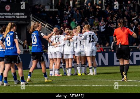 Jubel zum Tor zum 2:1 durch Ismael Saibari (FC Bayern Muenchen, #34 ...