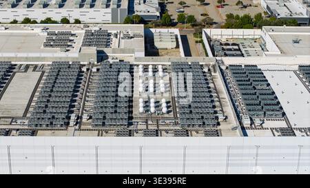 Richardson, Texas - November 16, 2025 : Large scale data center roof showing cooling units and HVAC systems Stock Photo