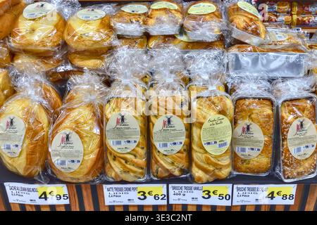 Clear plastic wrapped 'Melanie' soft bread and brioche on sale at InterMarche supermarket - Yzeures-sur-Creuse, Indre-et-Loire (37), France. Stock Photo