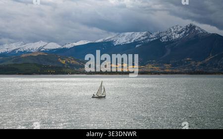 Autumn at Dillon Reservoir - A small boat sailing across Dillon Reservoir on a stormy Autumn day. Dillon, Colorado, USA. Stock Photo